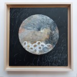 'Sehnsucht 2' @ElianeKunnen 2023 - Heimwee naar vervlogen tijden … Verlangen naar in onbezorgd thuiskomen | mixedmedia op hout , incl 3D zwevende kader en ophangsysteem - 30x30x3cm - 250€