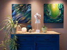 Een sfeervol combi van organisch groen en blauw in de huiskamer bij Eliane en Eddy. Soulpainting in olieverf 'The Shift' en 'Ontvankelijk' 60x60cm